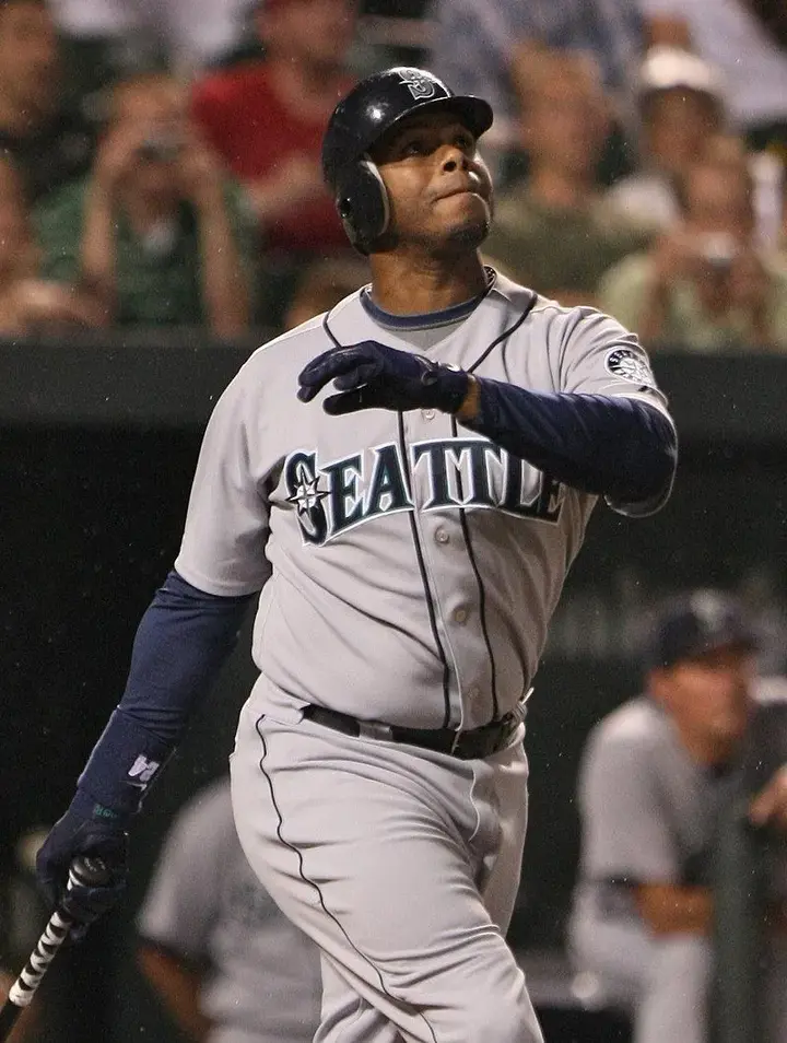 800px-Ken_Griffey,_Jr._June_2009_(cropped).jpg